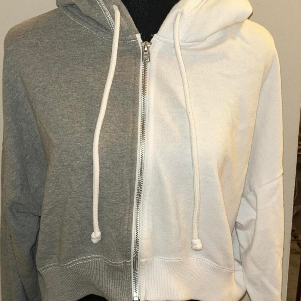 Hollister cropped gray and white hoodie women's size Medium. No flaws